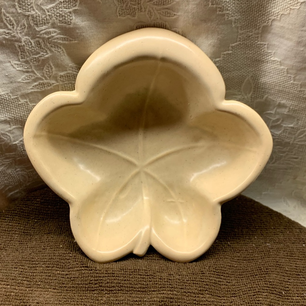 🌞 2/$12 3/$16 4/$20 5/$24 Belmar USA Pottery Leaf Bowl